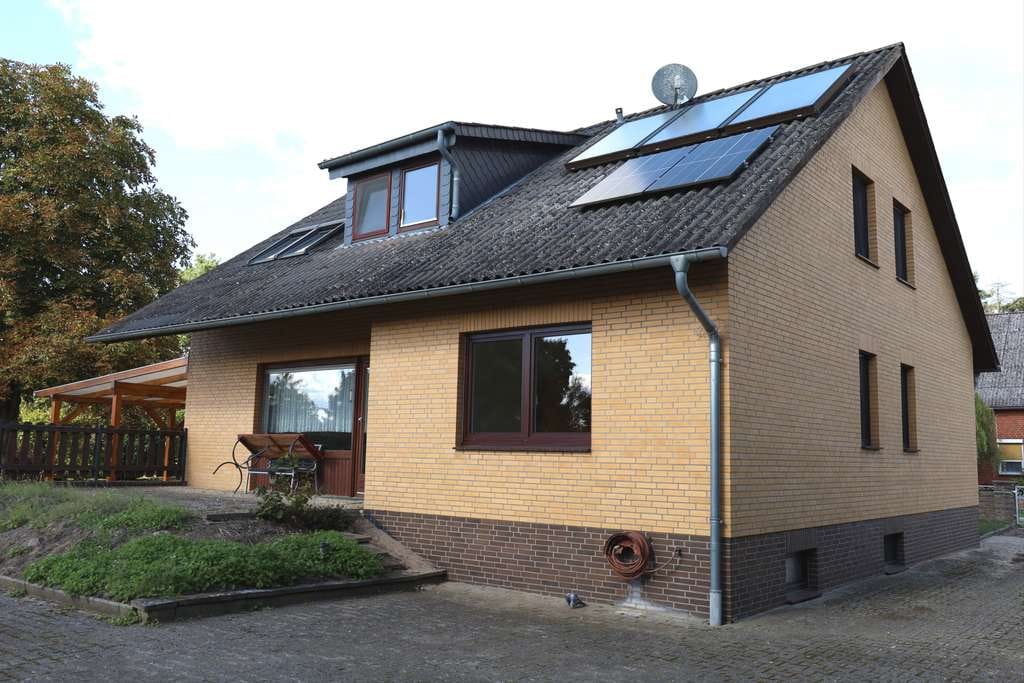 Immobilie in Gusborn - Gepflegtes Einfamilienhaus mit Einliegerwohnung, Doppelgarage und Nebengeb. in ländl. Umgebung - Bild 1