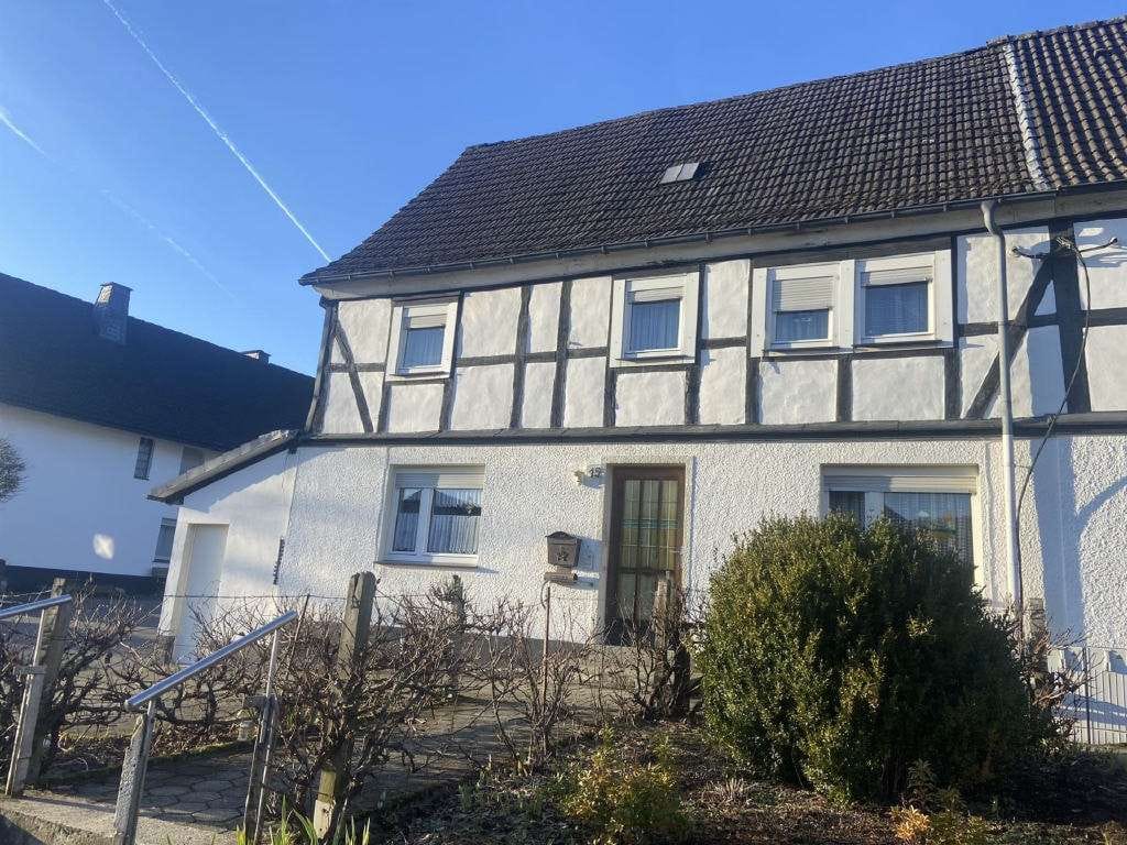 Immobilie in Finnentrop - / Charmantes Fachwerkhaus wartet auf neues Leben!  - Bild 1