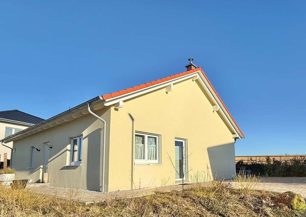 Immobilie in Birstein - **Neuwertiger Bungalow in ruhiger Feldranlage mit Einbauküche - Energie A** - Bild 1