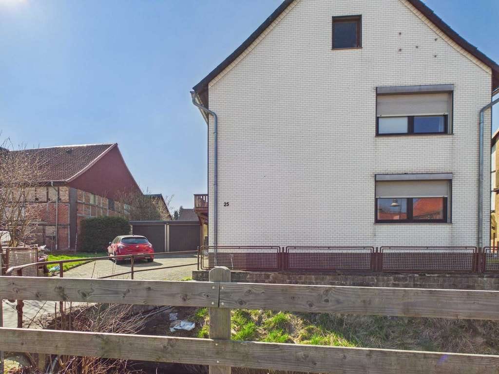 Immobilie in Lamspringe - Handwerkerobjekt mit drei Garagen und Balkon – mit Raum für neue Ideen - Bild 2