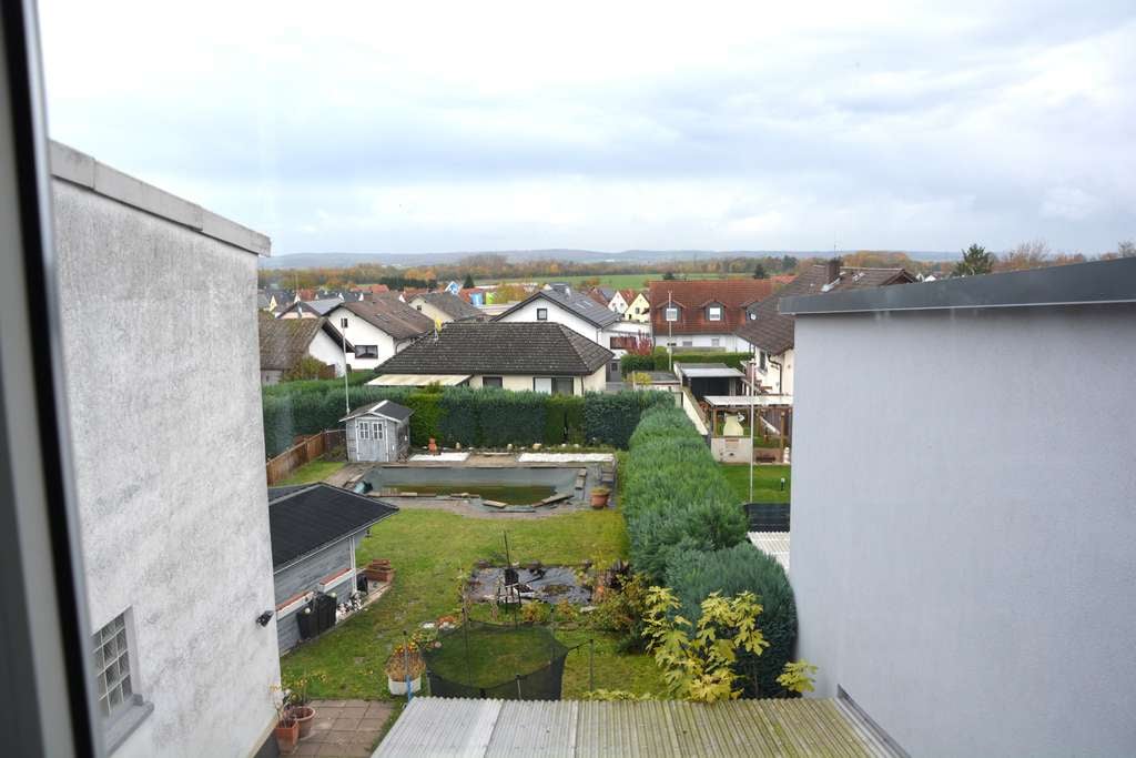 Immobilie in Wölfersheim - Attraktives Mehrfamilienhaus mit 4 Wohneinheiten, großem Garten, Pool und Ausbaupotential - Bild 0