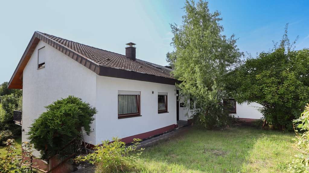 Immobilie in Pliezhausen - Einfamilienhaus mit Einliegerwohnung, Garten & Fernblick in guter Lage von Pliezhausen-Gniebel - Bild 1