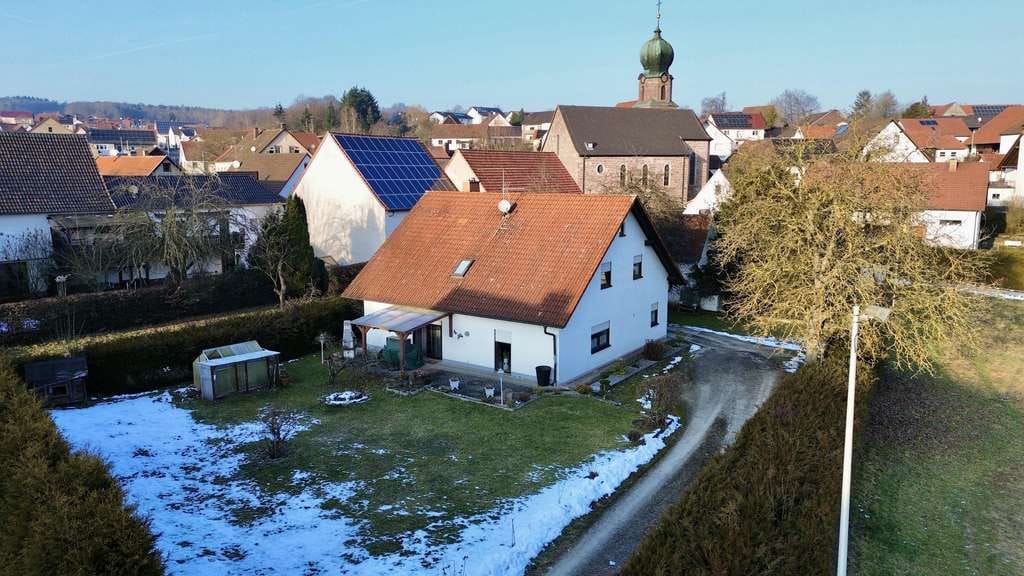Immobilie in Oberthulba - Wohlfühlhaus mit Kamin, Terrasse und durchdachtem Grundriss - Bild 0