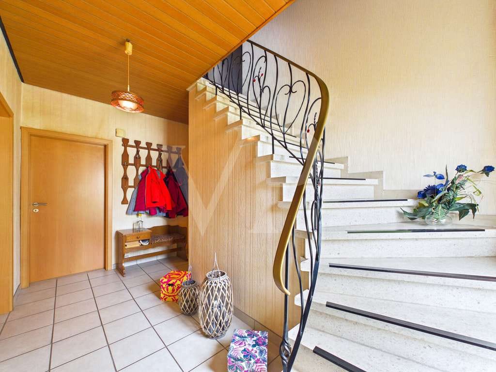 Immobilie in Westoverledingen - Familienleben auf zwei Ebenen -
mit Garten, Sonnenterrassen & Garage - Bild 1