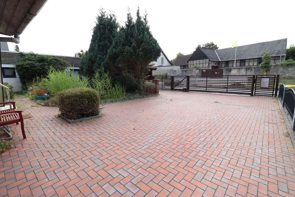 Immobilie in Velpke - Individuelle DHH m. viel Platz ++ 2 Eingänge ++ 2 Badezimmer ++ Garten ++ Garage ++ herrliche Dachte - Bild 4