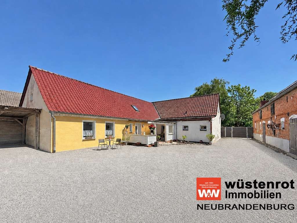 Immobilie in Prenzlau - MIT WÄRMEPUMPE UND PHOTOVOLTAIK: VIERSEITEN-MEHRGENERATIONENHOF MIT VIEL PLATZ FÜR MENSCH UND TIER - Bild 0