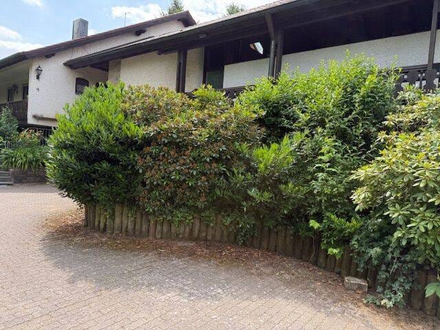 Immobilie in Roßtal - 2 x 1-Familienhaus mit Schwimmhalle und parkähnlichem Grundstück - Bild 1