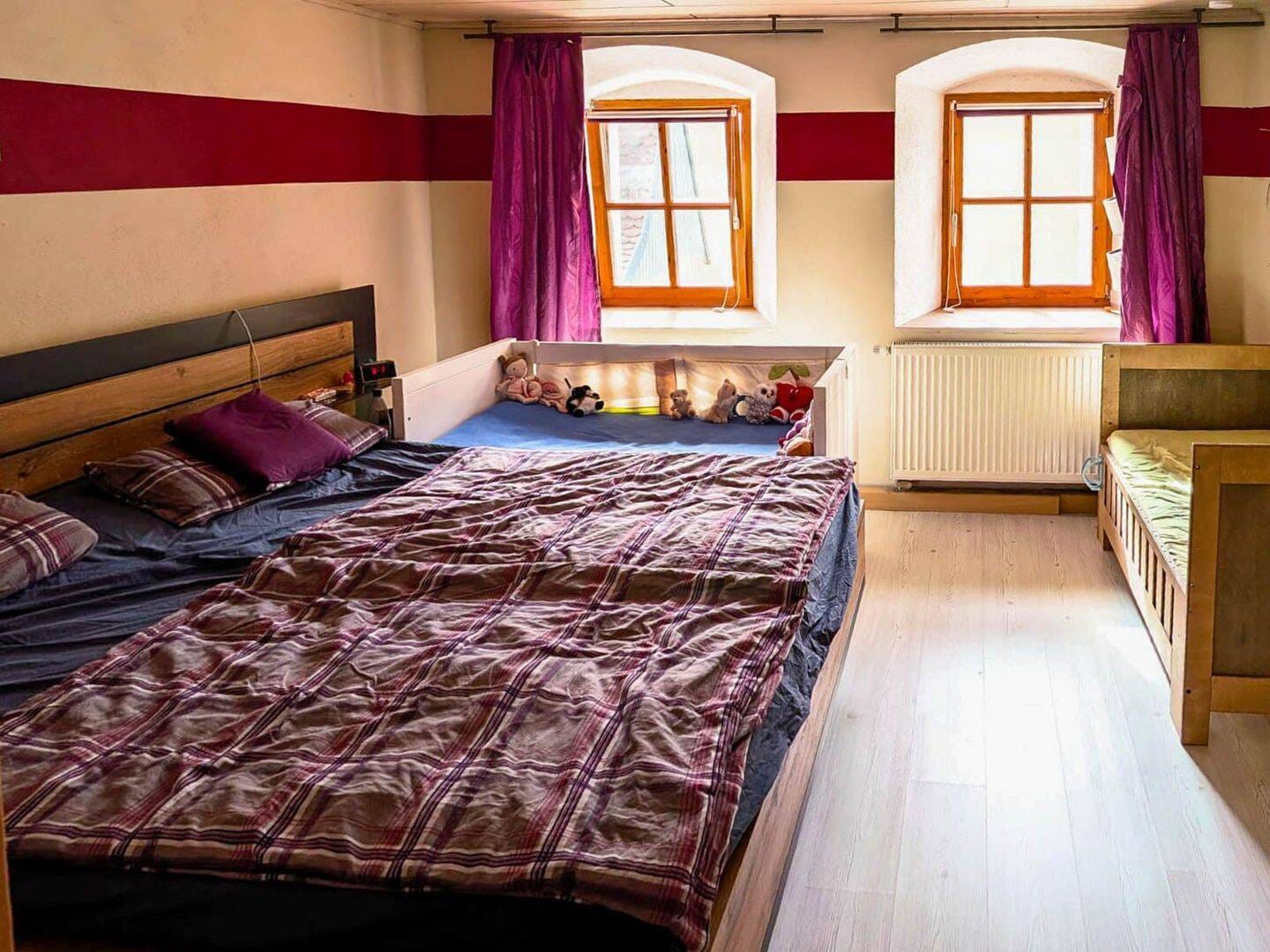 Immobilie in Pfreimd - Charmantes Stadthaus mit Ensemble-Schutz, Garage und ausgebautem Dachgeschoss in bester Zentrumslage - Bild 2