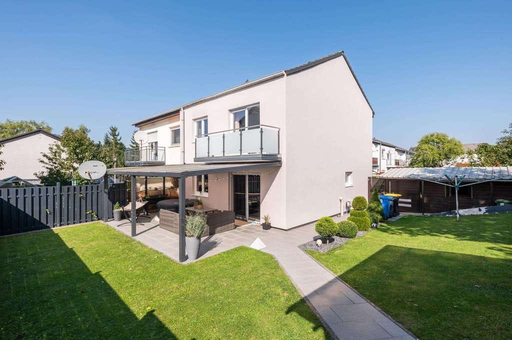 Immobilie in Nieder Kostenz - Modernisierte Doppelhaushälfte mit attraktiver Außenanlage, gepflegter Grünfläche und Garage - Bild 1
