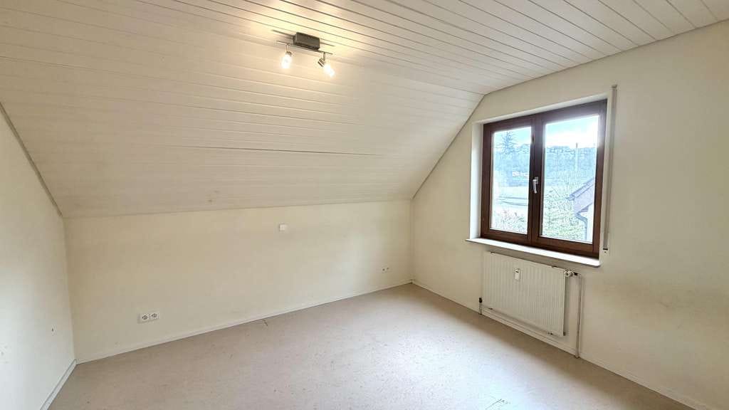 Immobilie in Remseck am Neckar - Dachgeschosswohnung mit Einbauküche und Badewanne
 - Bild 4