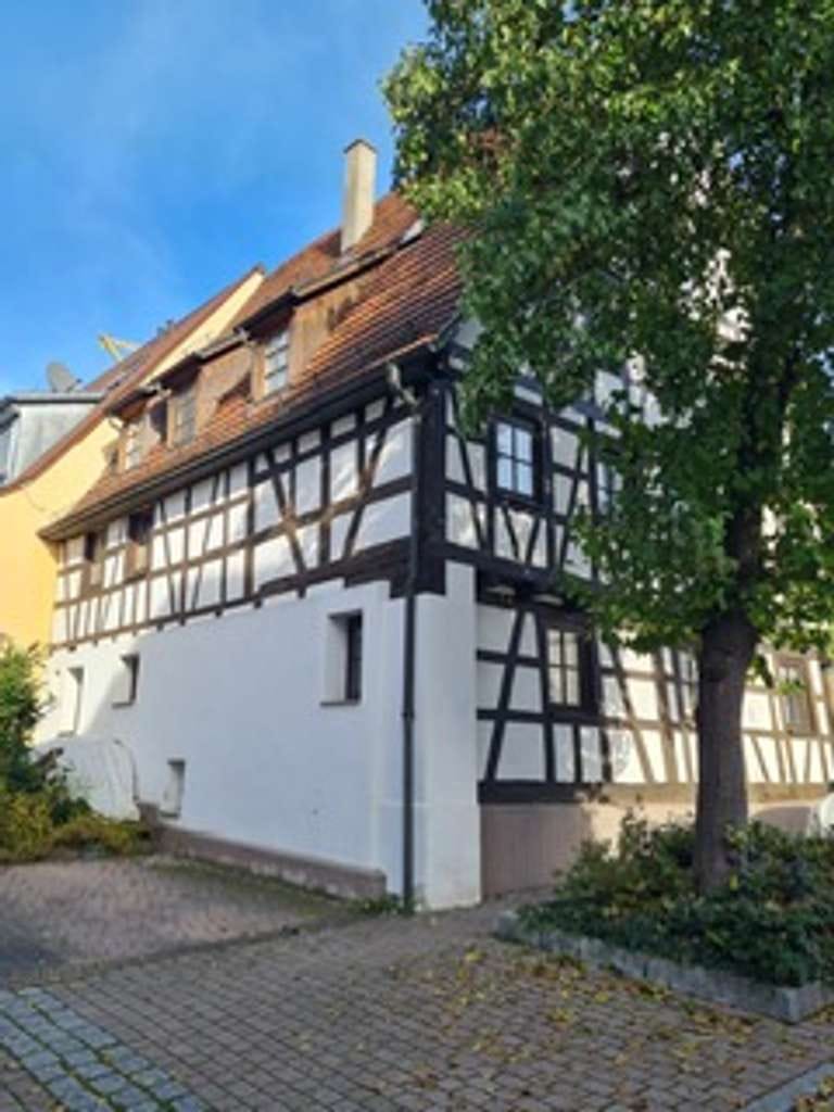 Immobilie in Leonberg - 2 Zimmer-Wohnung in Fachwerkhaus mit Stellplatz - Option 2 Wohnungen kaufen - Bild 0