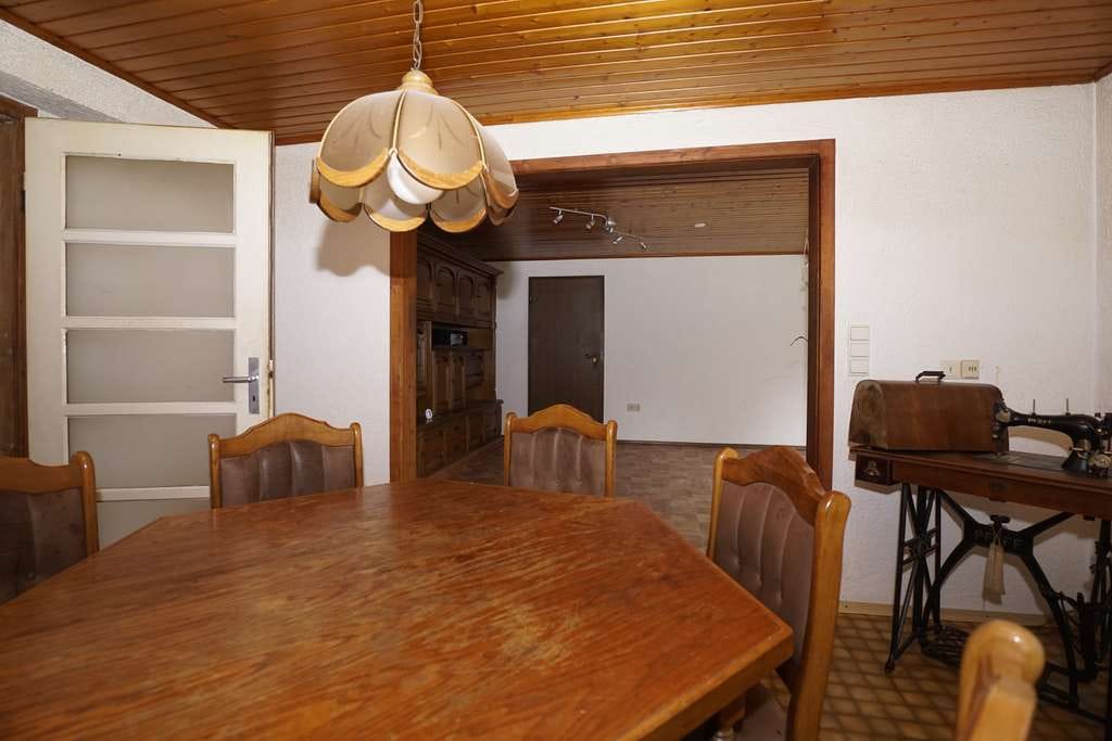 Immobilie in Esthal - Einfamilienhaus mit Garten und Garage - Bild 3