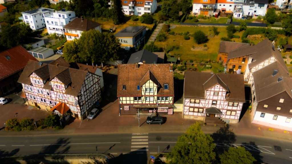 Immobilie in Lohfelden - Eigenheim oder Kapitalanlage – Fußbodenheizung, Dreifachverglasung - Massiv mit Fachwerk-Charm, - Bild 1
