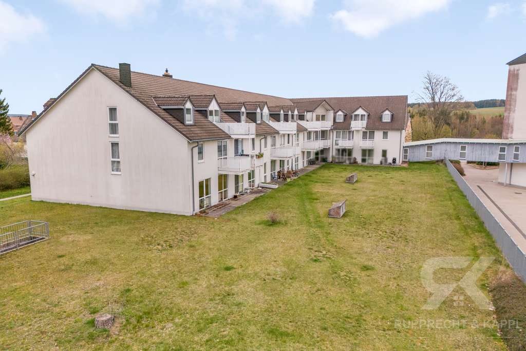 Immobilie in Bad Alexandersbad - Hochwertig möbliertes DG-Apartment mit Balkon, EBK, TG Platz und Kurortlage in Bad Alexandersbad - Bild 1