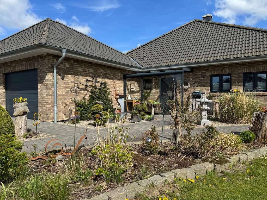 Immobilie in Seeth - Energieeffizienter Bungalow mit ELW oder Büro, Doppelgarage in hochwertiger Bauweise in Sackgasse - Bild 0