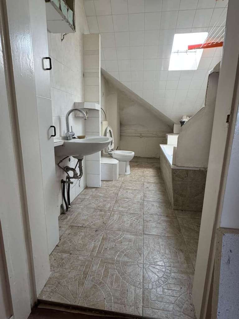 Immobilie in Ludwigshafen am Rhein - Sanierungsbedürftige Wohnung mit Potenzial in Ludwigshafen – ideal für Investoren und Eigennutzer - Bild 4