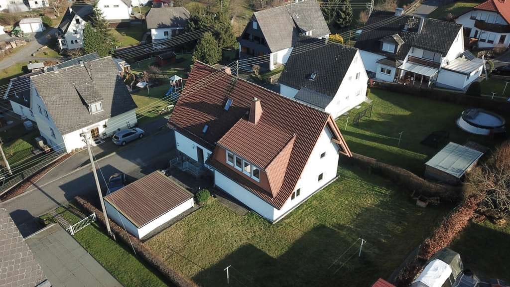 Immobilie in Friedewald - Großzügiges Zweifamilienhaus mit 3 Garagen und Garten - Bild 1