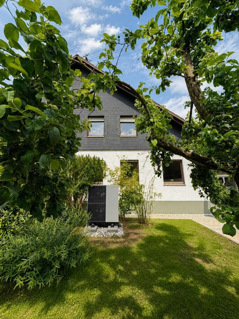 Immobilie in Rheinbach - Familienfreundliche Doppelhaushälfte  mit großem Garten, PV-Anlage und Wärmepumpe - Bild 0