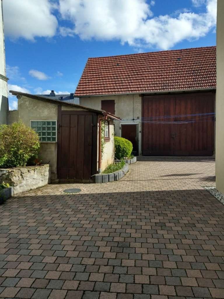Immobilie in Drei Gleichen - Einfamilienhaus mit großem Nebengelass - Bild 2