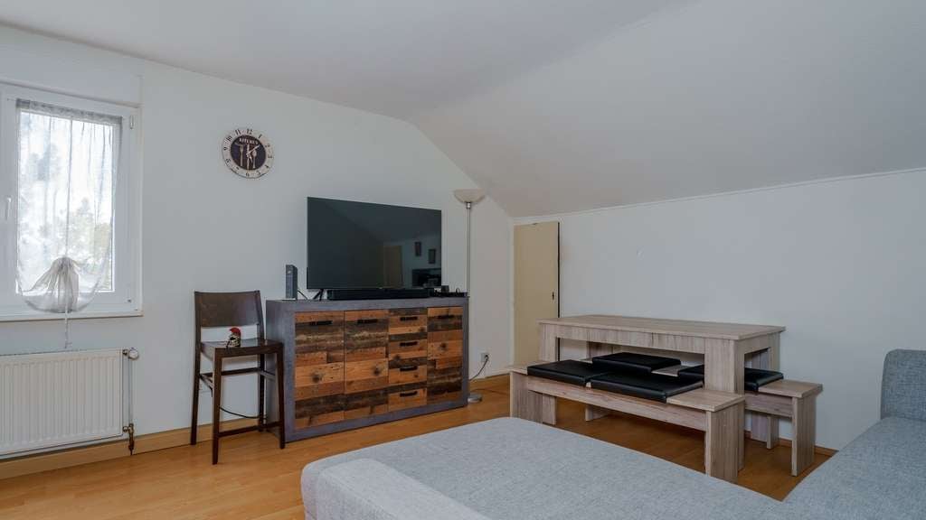 Immobilie in Konstanz - CHARME. UNTERM DACH. Vermietete 2-Zimmer-Wohnung mit Einbauküche. - Bild 2