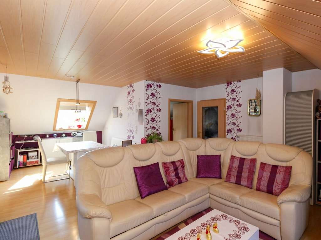Immobilie in Schlitz - Gemütliche Dachgeschosswohnung mit Balkon in ruhiger Lage von Schlitz-Niederstoll - Bild 2