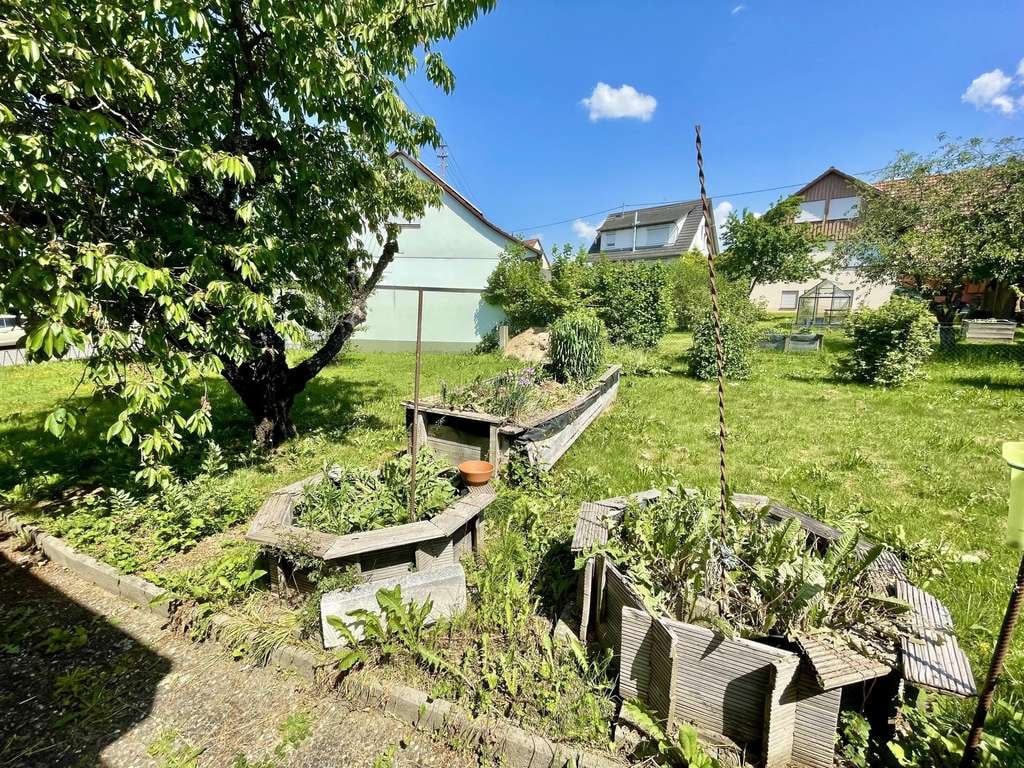 Immobilie in Balingen - Viel Platz für Ideen: Einfamilienhaus mit Garten in beliebter Wohngegend und Gestaltungsmöglichkei - Bild 1