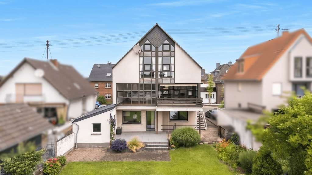 Immobilie in Erftstadt - Architektonisch einzigartiges Zweifamilienhaus mit Loft-Charakter und großem Südgarten in Erftstadt - Bild 0