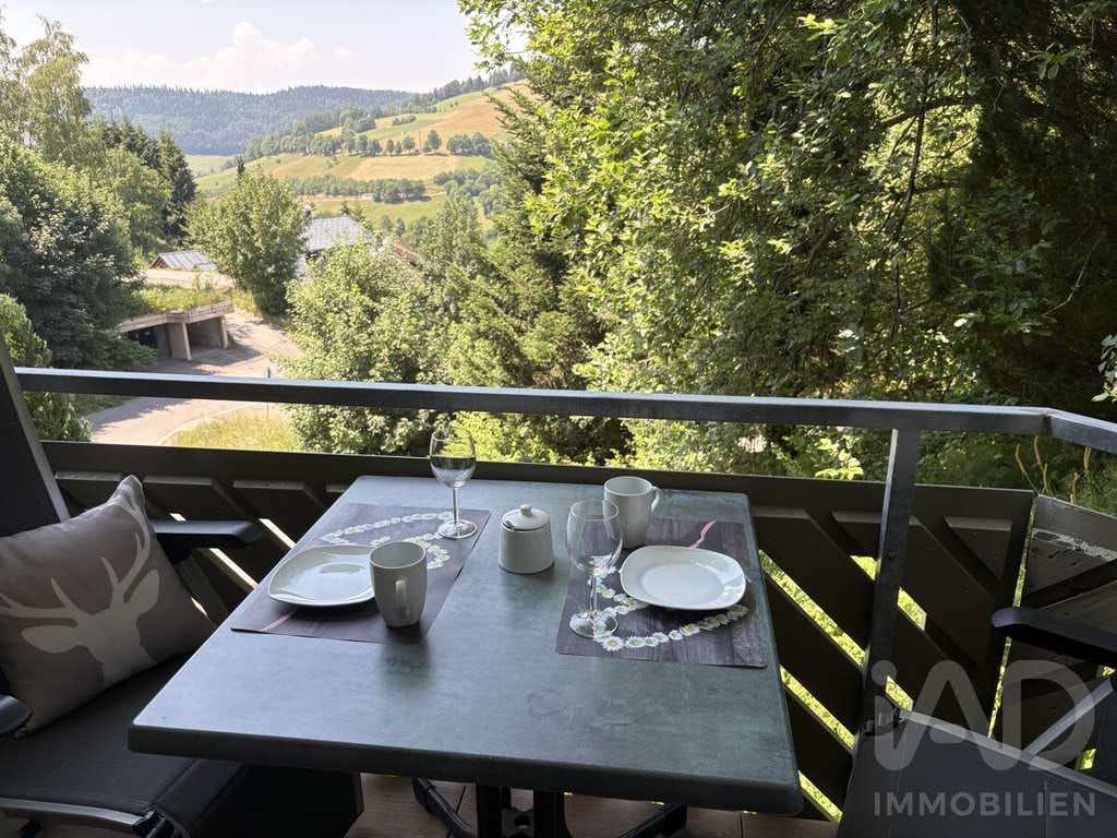 Immobilie in Todtnau - Logenplatz im Hochschwarzwald: 2-Zimmer Ferienwohnung mit Traumblick, Tiefgarage, komplett möbliert - Bild 0