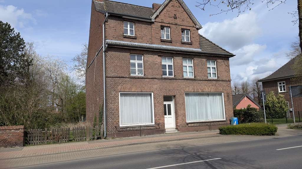 Immobilie in Xanten - Freistehendes 2- geschossiges MFH mit 2- Wohneinheiten u. 1 Gewerbe  mit Potenzial u. Möglichkeiten - Bild 0