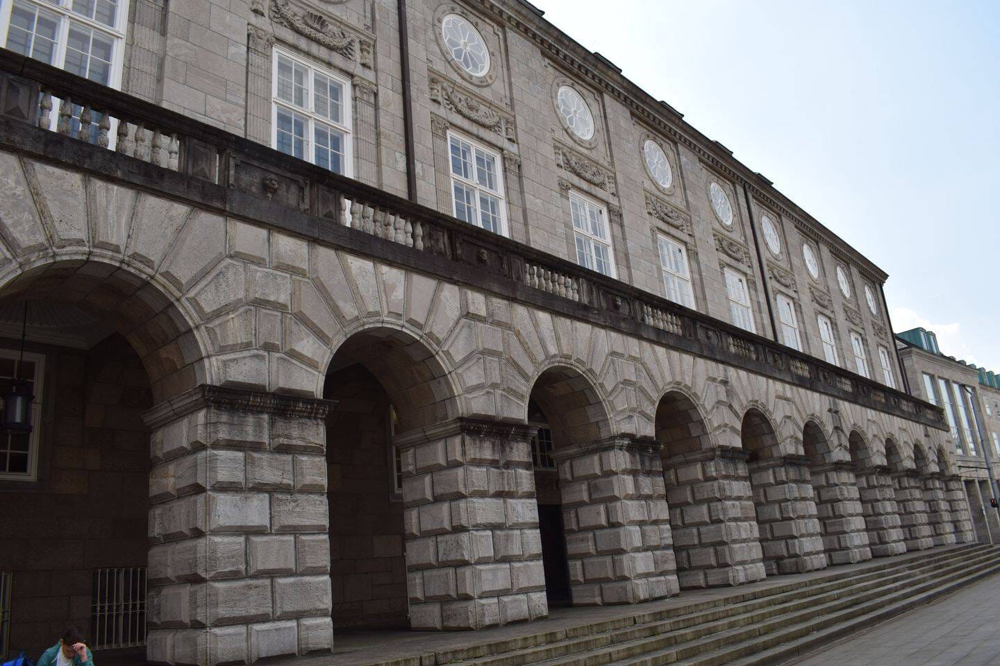 Immobilie in Mülheim an der Ruhr - Vollvermietetes Wohn- und Geschäftshaus mit Ladenlokal  im Erdgeschoss – am historischen Rathaus und Marktplatz!  - Bild 3