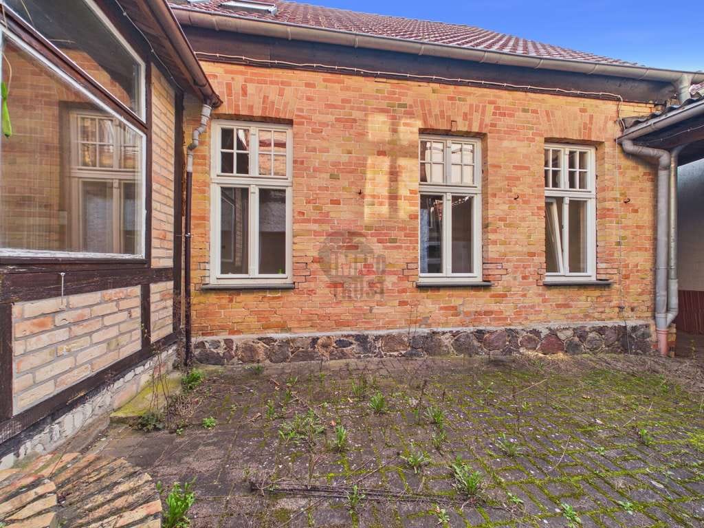 Immobilie in Fürstenberg/Havel - CHARMANTES HAUS IN TOP LAGE MIT ZUSÄTZLICH 3 ZIMMER (45 M²) AUSBAUOPTION & FERIENPOTENZIAL - Bild 2