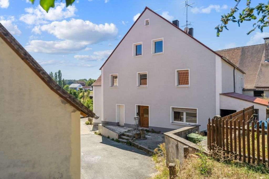 Immobilie in Lauf an der Pegnitz - Modernisierte Dachgeschosswohnung in Lauf/Simonshofen – stilvoll, effizient, rentabel - Bild 2