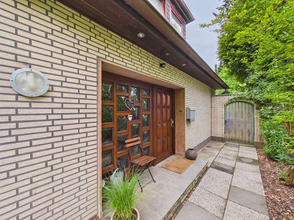Immobilie in Ahrensburg - Naturnah Leben, schnell in Hamburg! Voll unterkellertes Haus mit Platz für eine große Familie. - Bild 2
