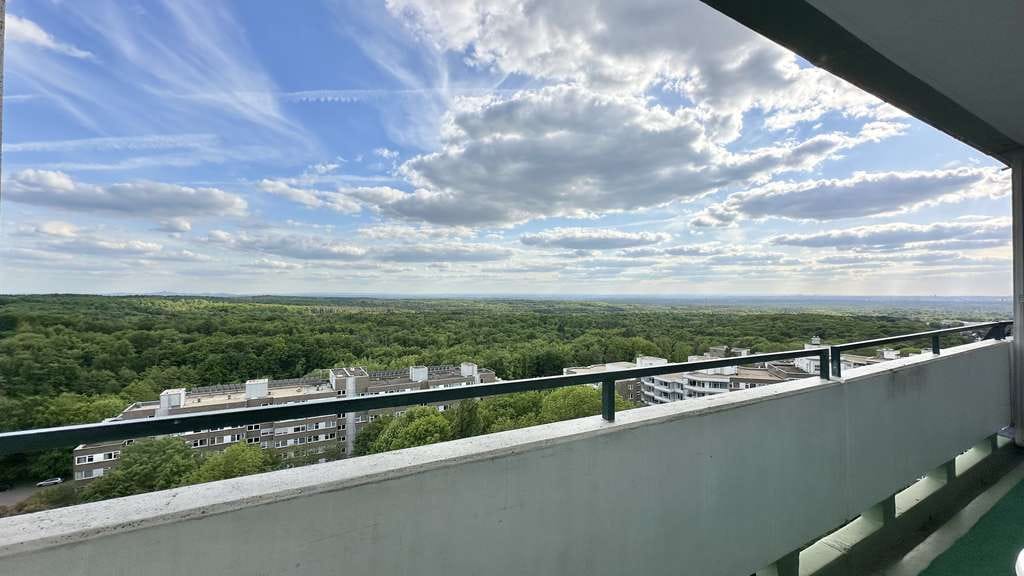 Immobilie in Bergisch Gladbach - Für Familien und Paare! XL- Etagenwohnung mit Traumausblick, 5 Z. auf 129 m2, solide Substanz & TG.  - Bild 0