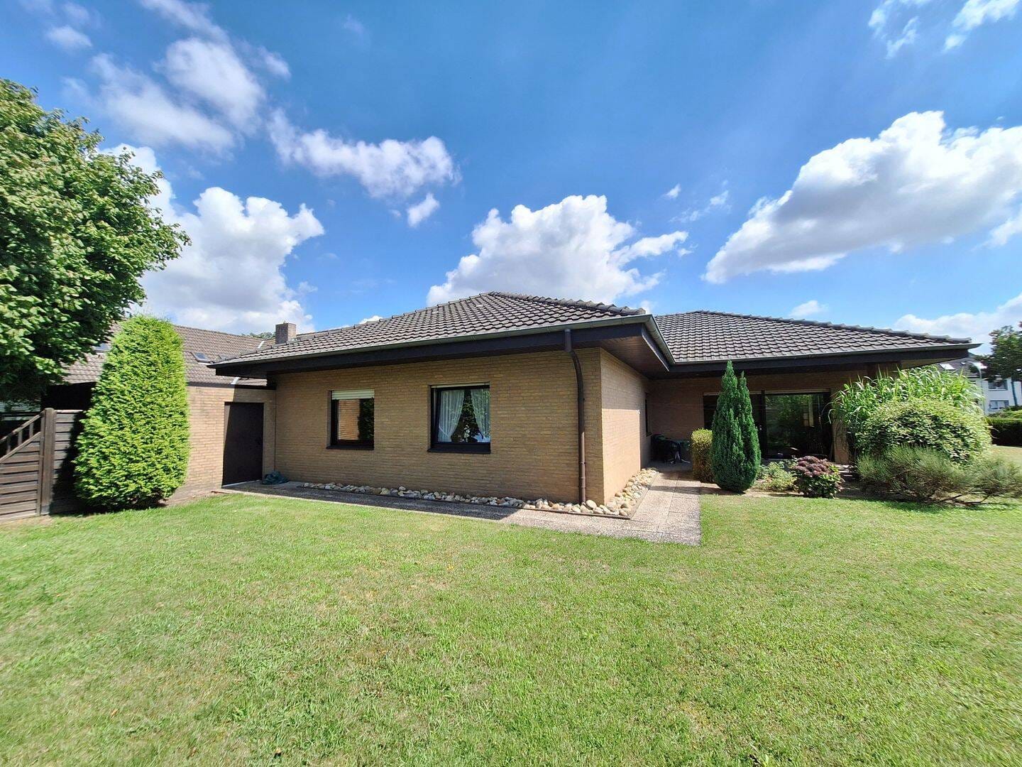 Immobilie in Rheda-Wiedenbrück - Rheda |großzügiger, mod.-bed. teilunterkellerter Winkelbungalow | Zufahrt | Garten | Garage | Entwicklunsgpotenzial - Bild 3