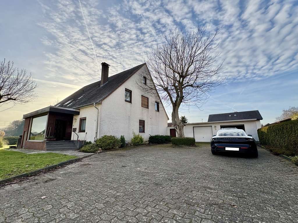 Immobilie in Bünde - Vielseitiges Mehrfamilienhaus mit 3 Wohneinheiten, 5 Garagen & 2 Baugrundstücken in Bünde - Bild 2