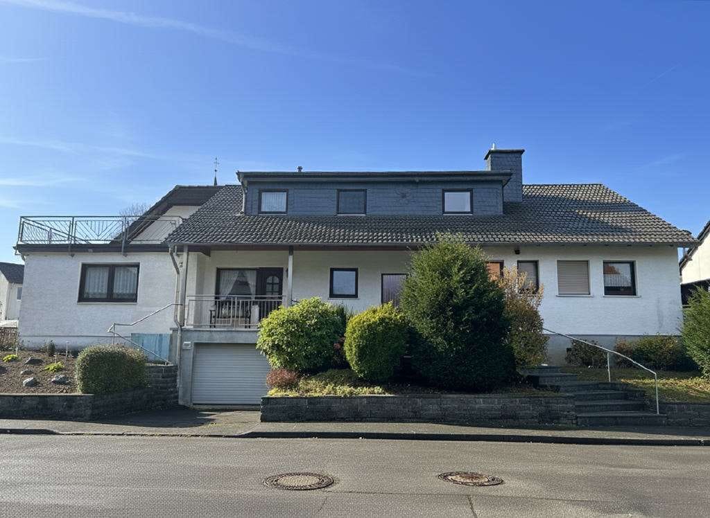 Immobilie in Warstein - Großzügiges Wohnen mit viel Potenzial:
Gepflegtes Zweifamilienhaus in ruhiger Wohnlage von Wa - Bild 0