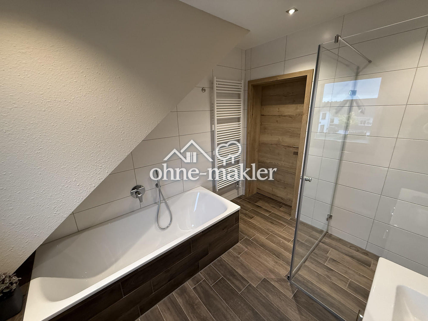 Immobilie in Hagenbüchach - Moderne 3-Zi.-Wohnung mit Carport und Balkon inkl. Fernblick - provisionsfrei - Bild 2