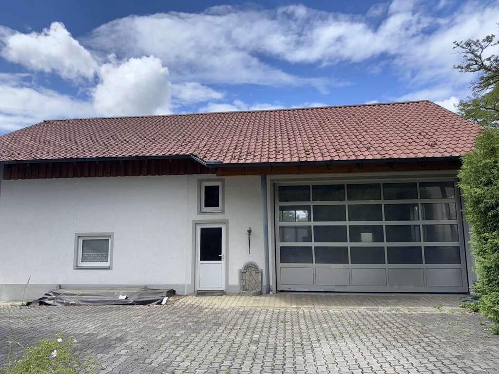 Immobilie in Essenbach - Zweifamilienhaus mit Nebengebäude und drei Garagen in Oberröhrenbach, Gemeinde Essenbach - Bild 3