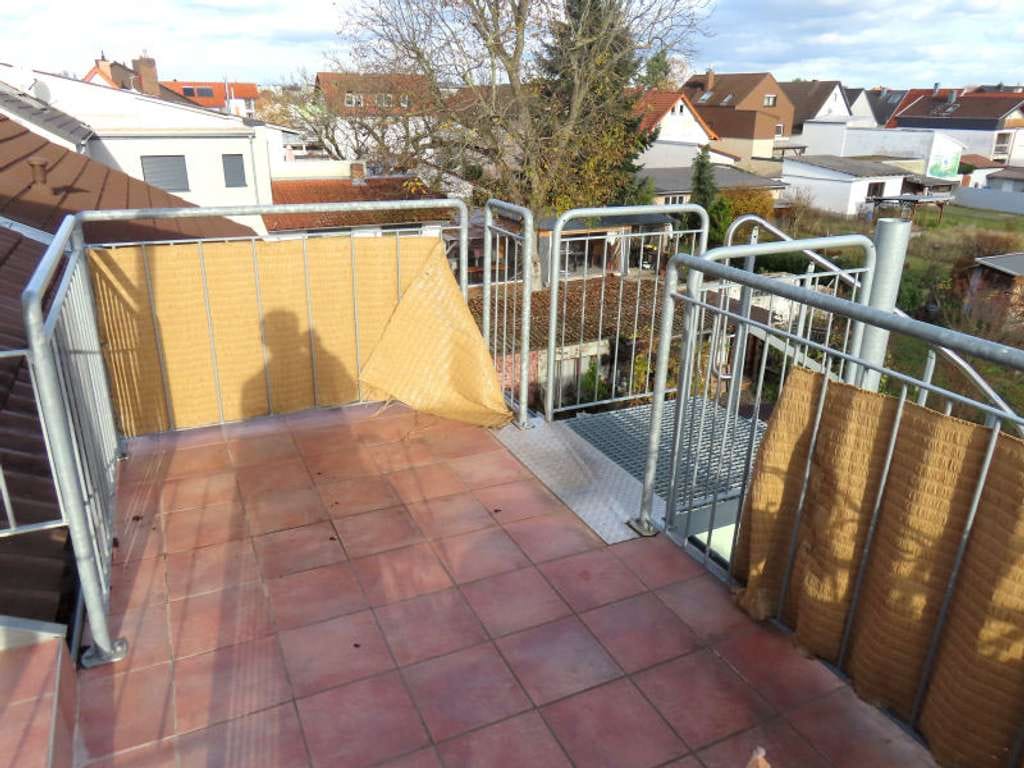 Immobilie in Waghäusel - Bezugsfreies 1 Zimmer-Apartment im DG mit Balkon zum Selbstbezug oder als Kapitalanlage in Waghäusel - Bild 2