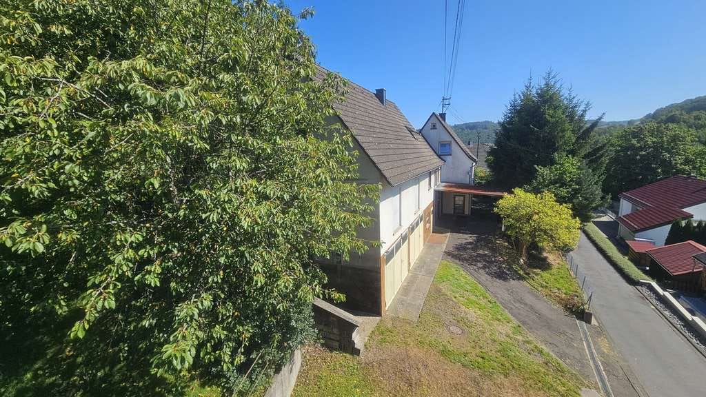 Immobilie in Daaden - Gemütliches Einfamilienhaus mit ELW & großem Nebengebäude! - Bild 2