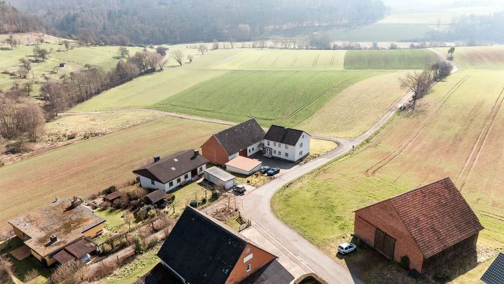 Immobilie in Edertal - Ehemaliges Bauerngehöft mit Wohnhaus, Wirtschaftsgebäude und Garage - Bild 0