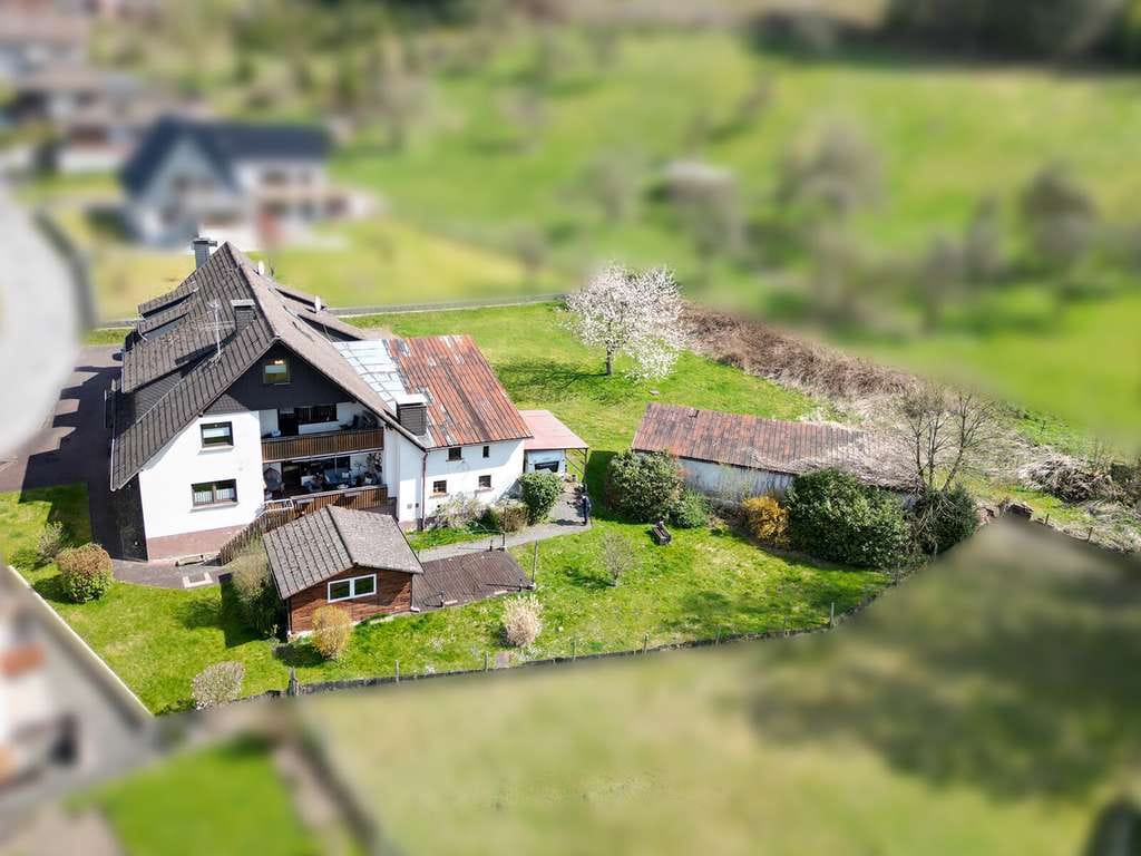 Immobilie in Plettenberg - SCHADE IMMOBILIEN - Ländliche Idylle: Haus mit 3 Garagen, Nebengebäuden, Carport, Scheune... - Bild 2