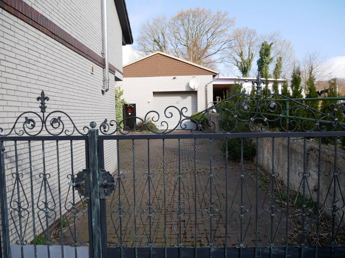 Immobilie in Nordhastedt - Neuer Preis ! Leben und Arbeiten vereint an einem Ort - Großzügiges  EFH m. 2 ELW  und 240 m² Hallengebäude - Bild 4