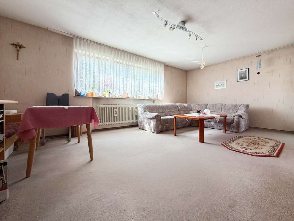 Immobilie in Rietheim-Weilheim - Gute Kapitalanlage zum TOP-Preis. Sicher seit
30 Jahren vermietet. 2 Zimmer auf 56 m². Plus
Garage - Bild 1