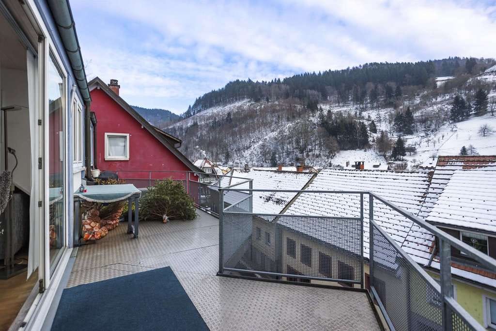 Immobilie in Zell im Wiesental - PANORAMATRAUM im Schwarzwald: 4-Zi.-Maisonette-Whg in Zell mit Kamin, Balkon & 2 Stellplätzen - Bild 3