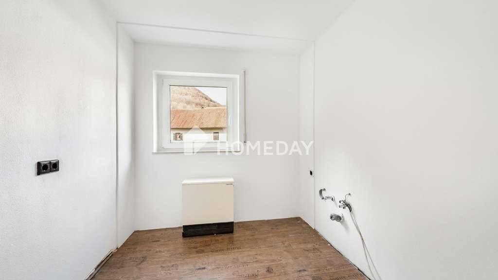 Immobilie in Bad Urach - Helle 4-Zimmer-Etagenwohnung mit Balkon & Garage in gepflegtem Mehrfamilienhaus - Bild 4