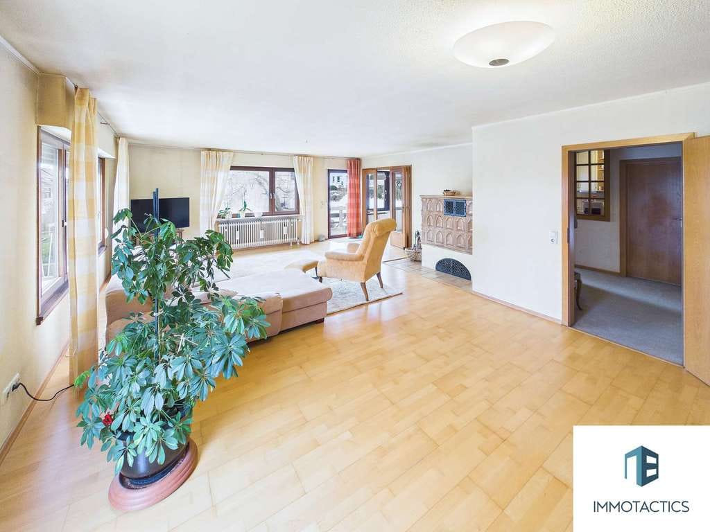 Immobilie in Langenlonsheim - Einfamilienhaus mit zwei Balkonen, Terrasse, Garten, Garage und Werkstatt in Langenlonsheim - Bild 3