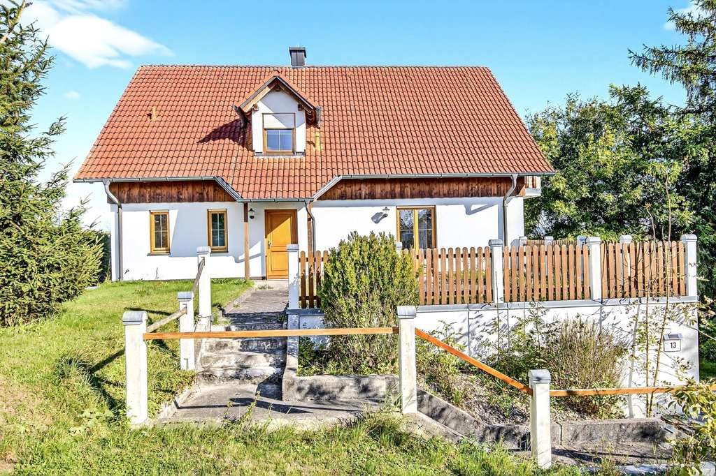 Immobilie in Dasing - Charmantes Einfamilienhaus in ruhiger Lage mit Einliegerwohnung und großem Garten - Bild 0