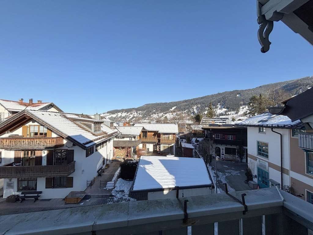 Immobilie in Oberammergau - Oberammergau: Große, zentrale 3-Zimmer-Dachgeschosswohnung, vermietet, mit Balkonen und Dachterrasse - Bild 1